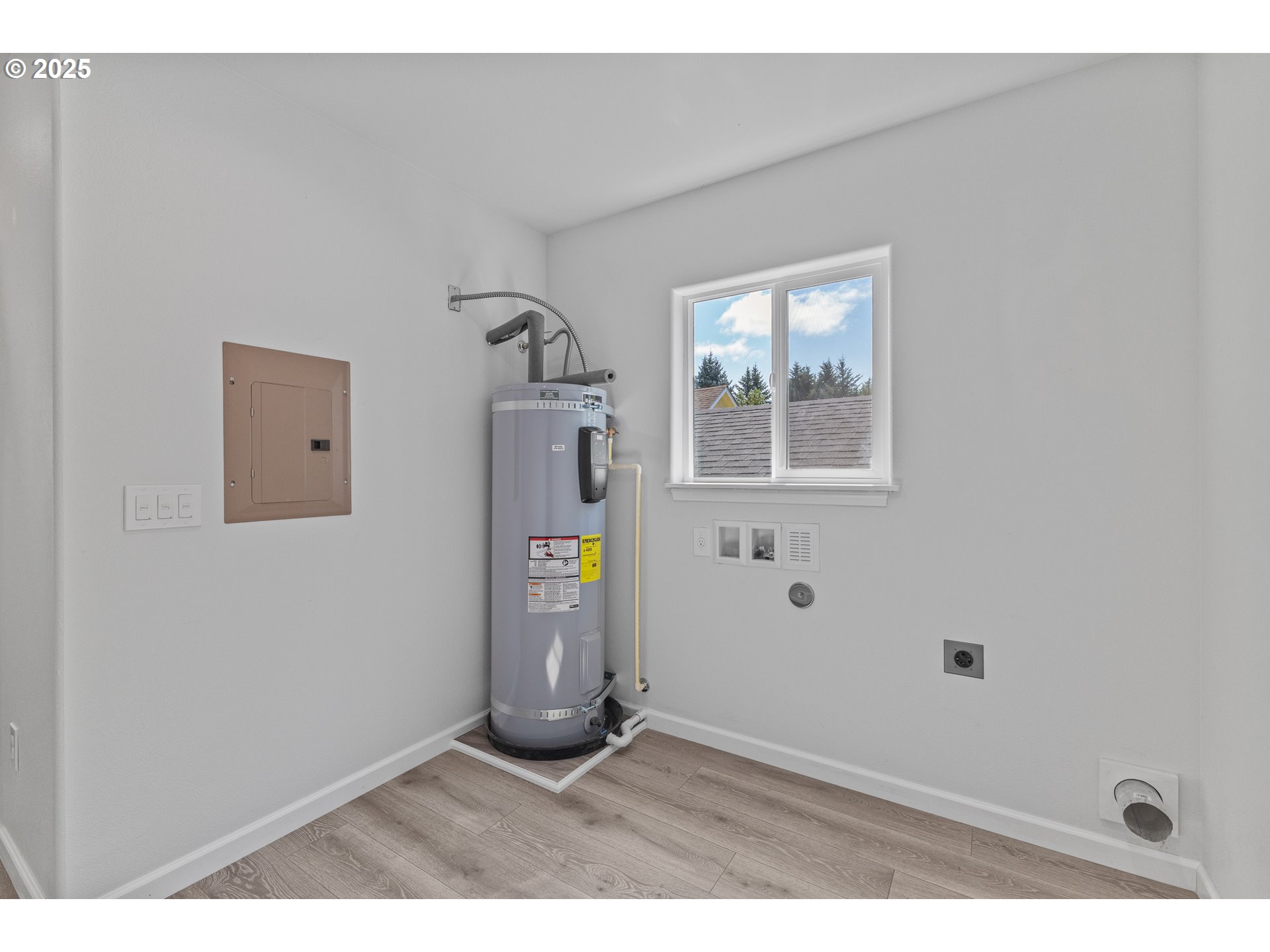 1175 North Dean Street Coquille, OR 97423 - Photo 30 of 34 a view of an empty room with window