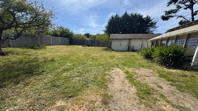 a view of a backyard