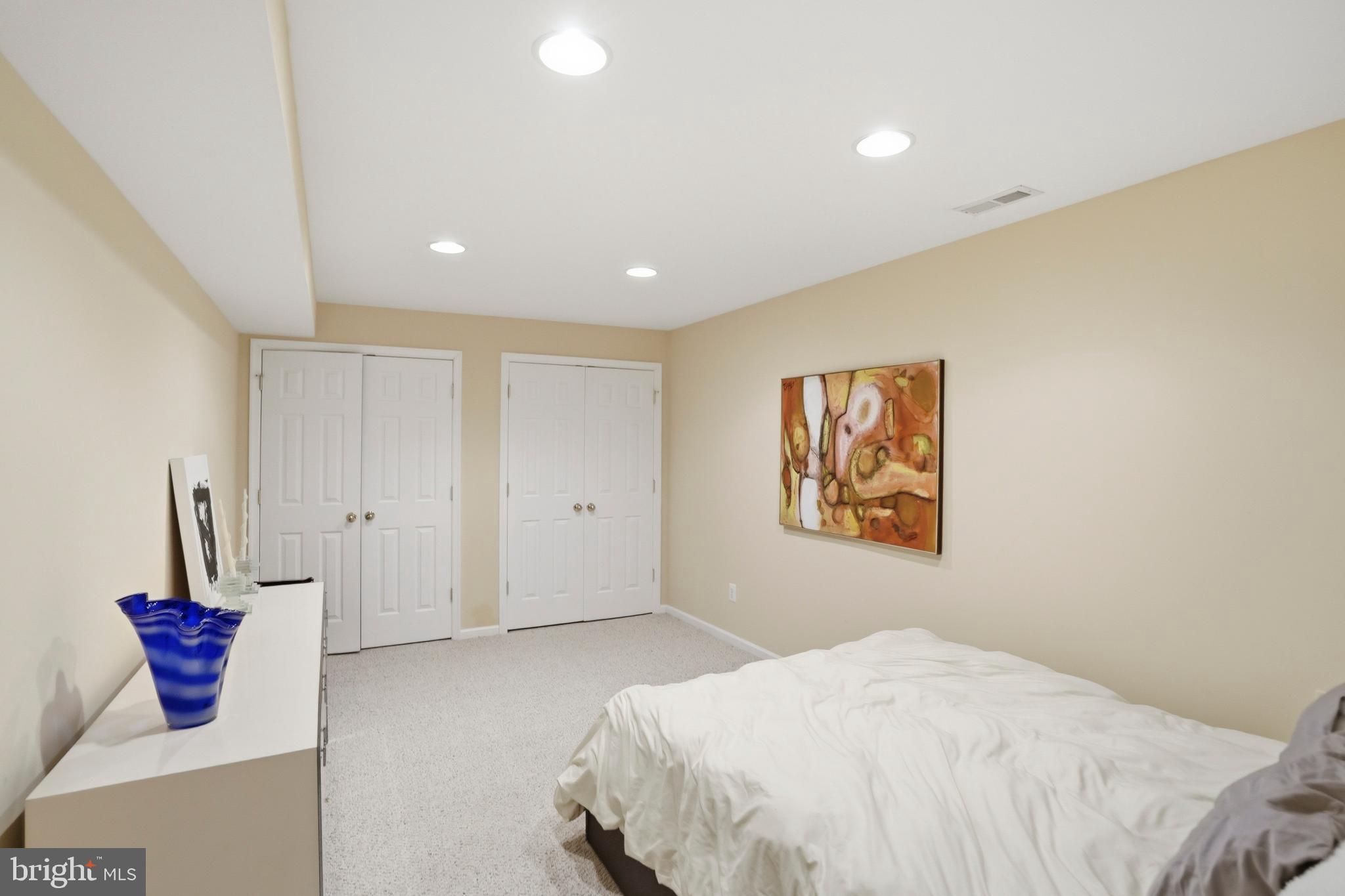 8941 Griffin Way, Unit 8941 Baltimore, MD 21208 - Photo 38 of 49 a bedroom with a large bed and a potted plant