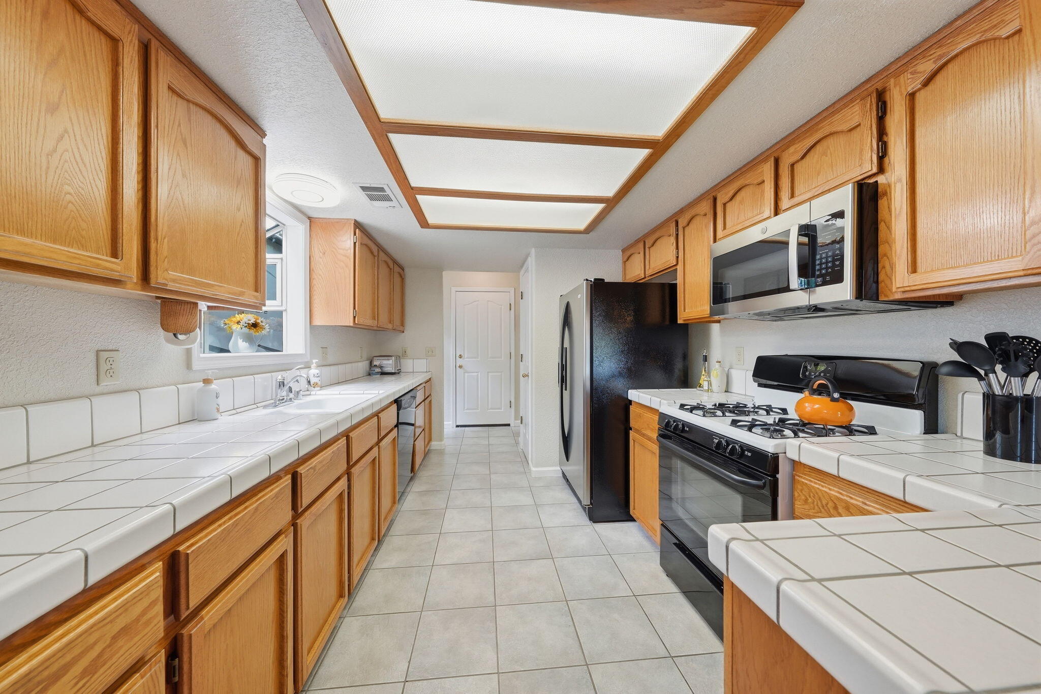 6834 Irving Road Redding, CA 96001 - Photo 7 of 26 Kitchen
