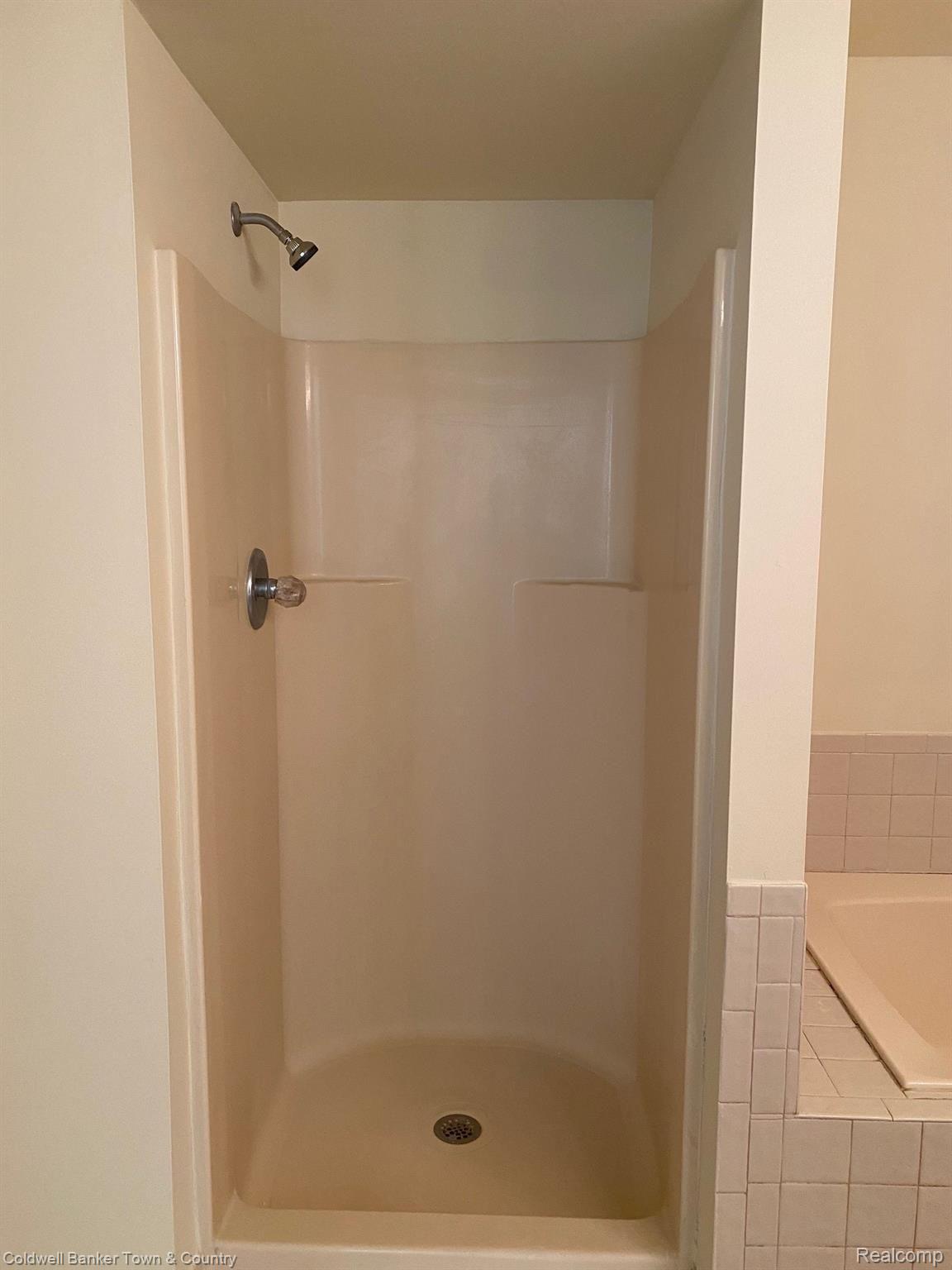 674 Summit Ridge Drive, Unit 17 Milford, MI 48381 - Photo 28 of 51 full bath 2.jpg