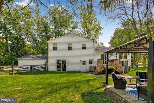 a view of a house with a backyard