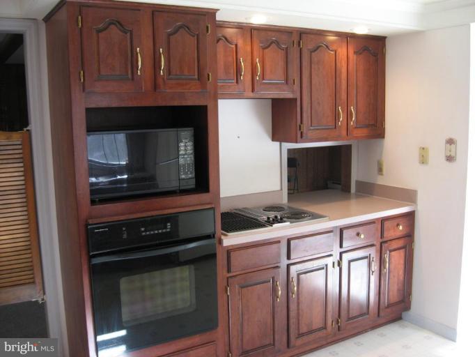 11533 Wolfsville Road Smithsburg, MD 21783 - Photo 5 of 15 JennAir downdraft cooktop, Wall Oven and Microwave