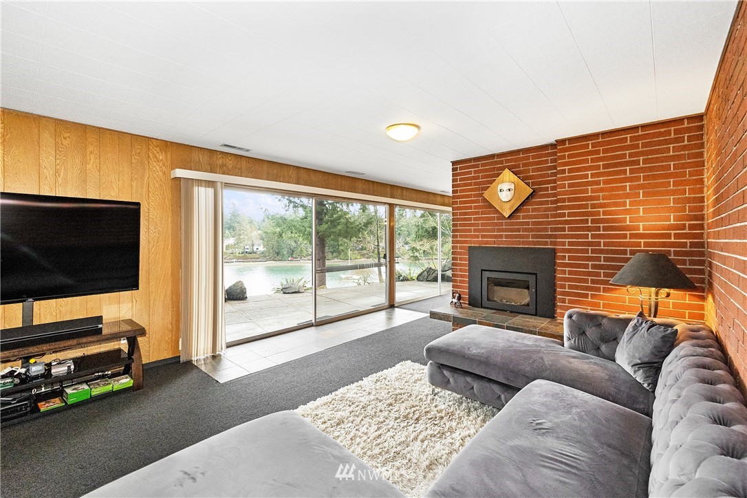 1600 Madrona Point Bremerton, WA 98312 - Photo 22 of 40 a living room with furniture and a flat screen tv