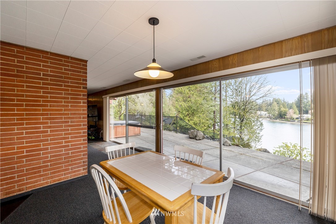 1600 Madrona Point Bremerton, WA 98312 - Photo 24 of 40 a dining room with furniture and window