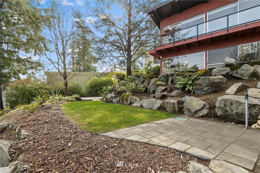 1600 Madrona Point Bremerton, WA 98312 - Photo 33 of 40 a backyard of a house with lots of green space