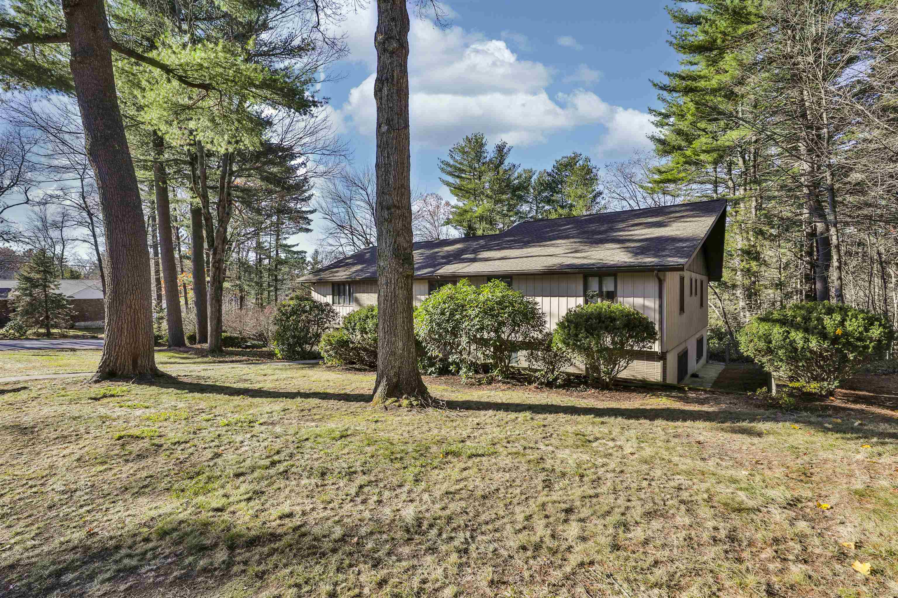 125 Lille Road Nashua, NH 03062 - Photo 4 of 47