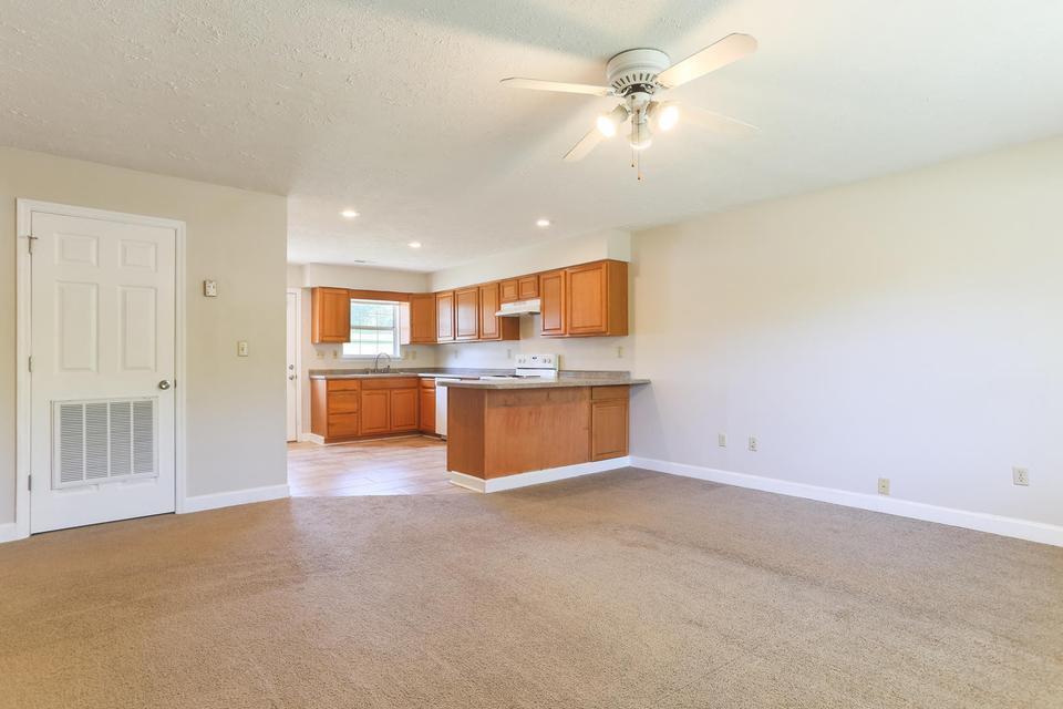 5571 Tallant Road, Unit B Ooltewah, TN 37363 - Photo 4 of 15 Living Room