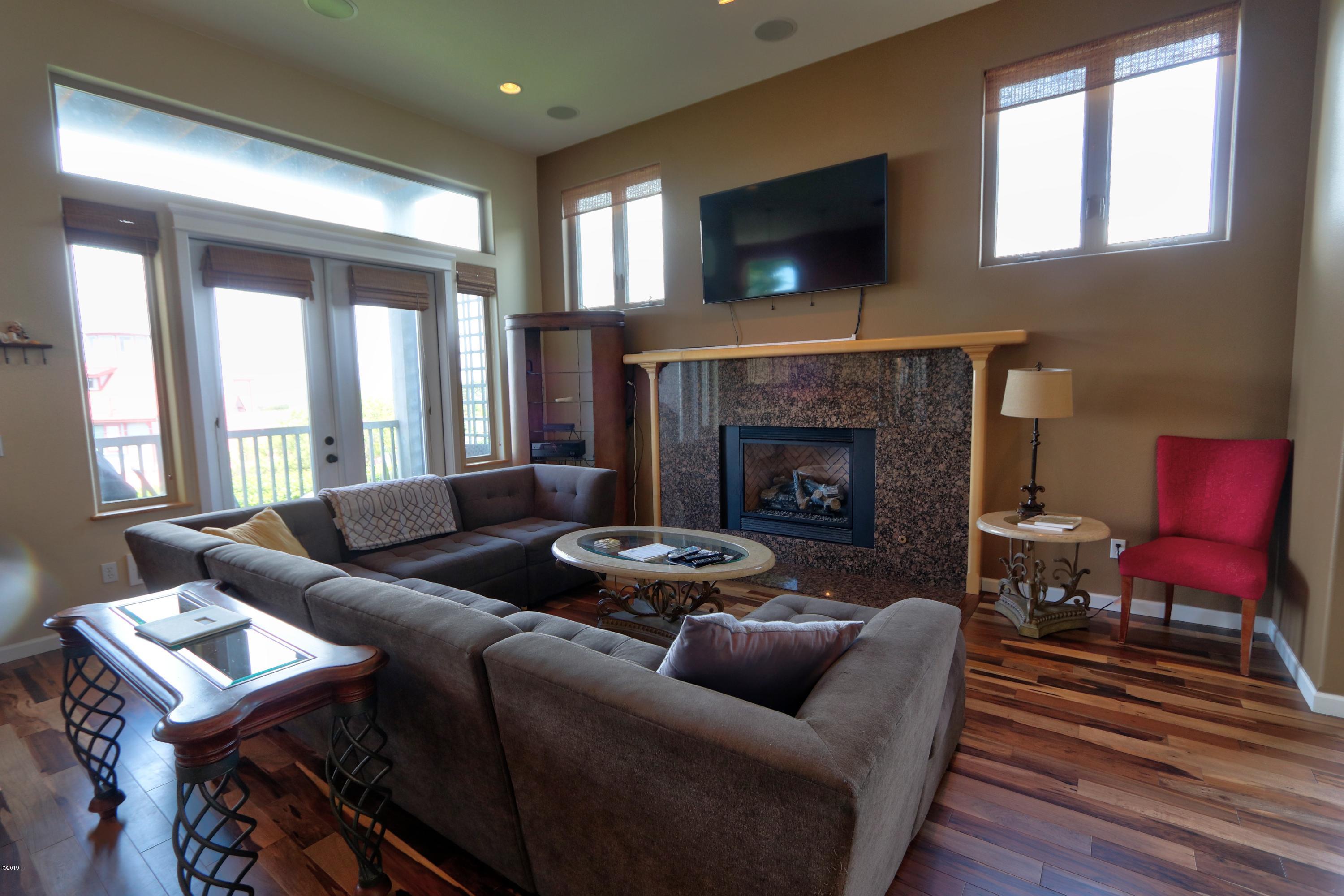 522 Southwest Hurbert Street Newport, OR 97365 - Photo 5 of 29 Living Room