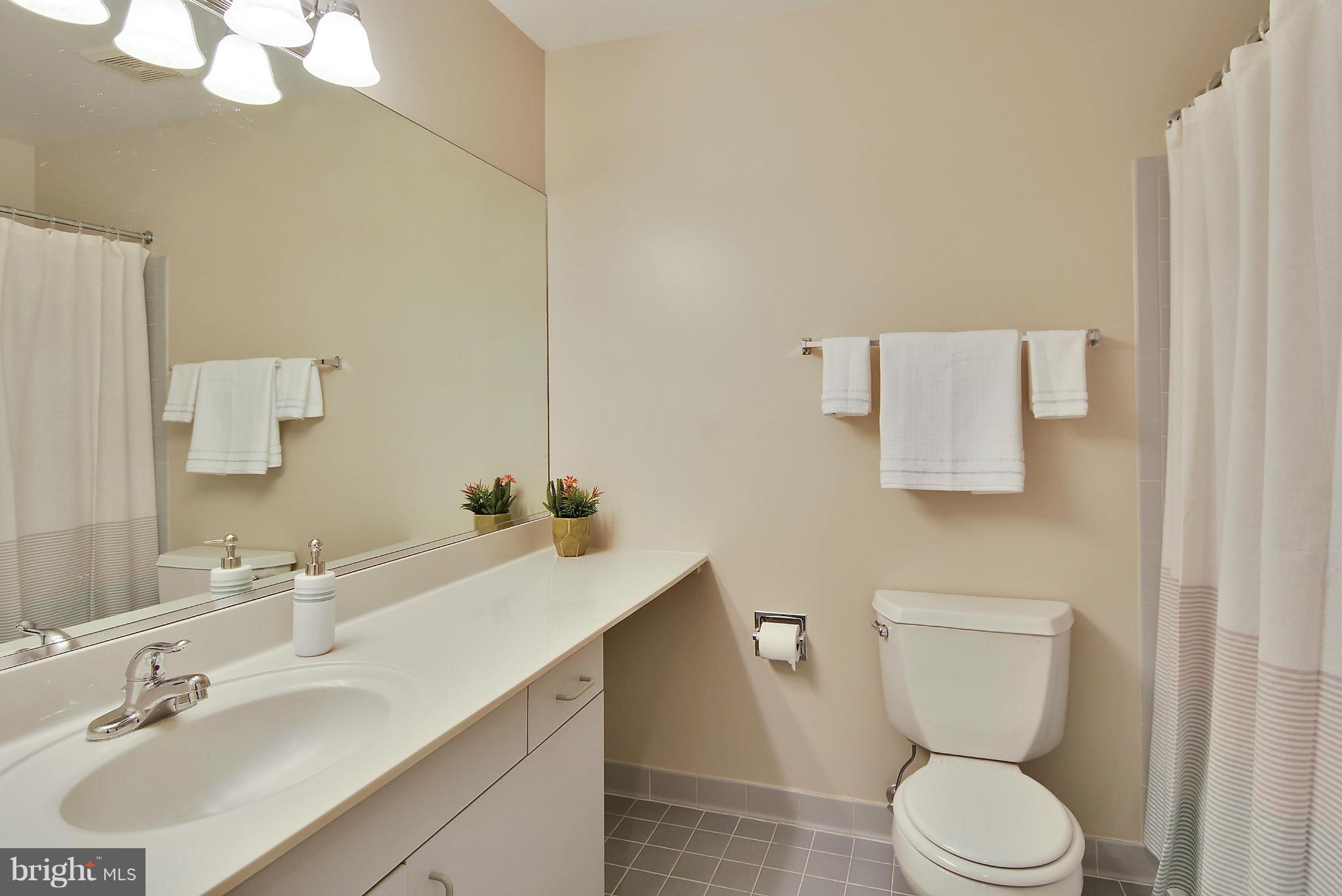 1935 Lakeport Way Reston, VA 20191 - Photo 22 of 30 Hall Bath