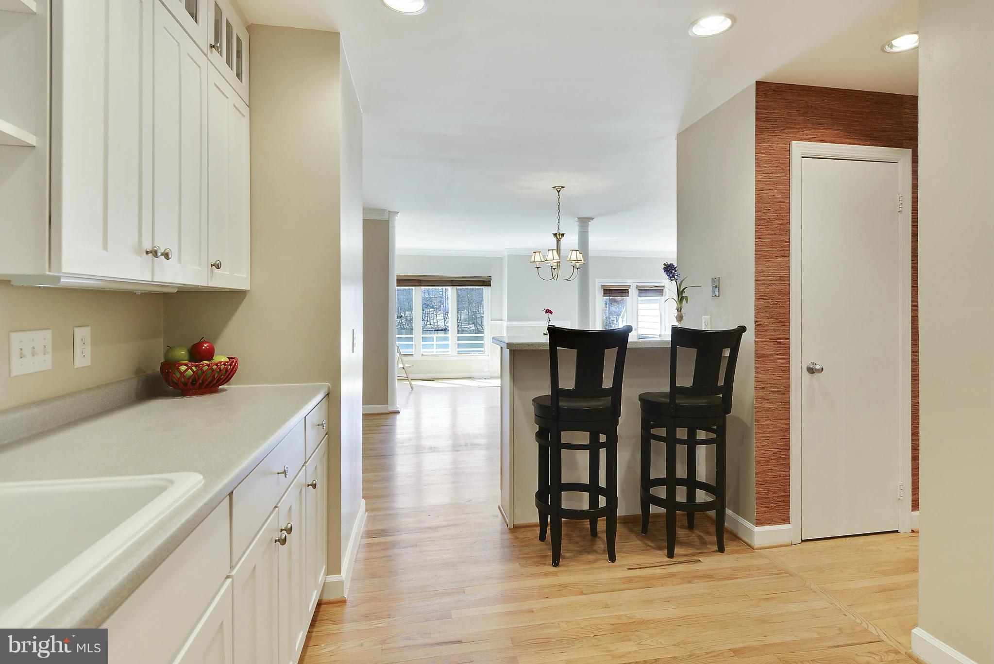 1935 Lakeport Way Reston, VA 20191 - Photo 10 of 30 Kitchen includes Breakfast Bar & Pantry