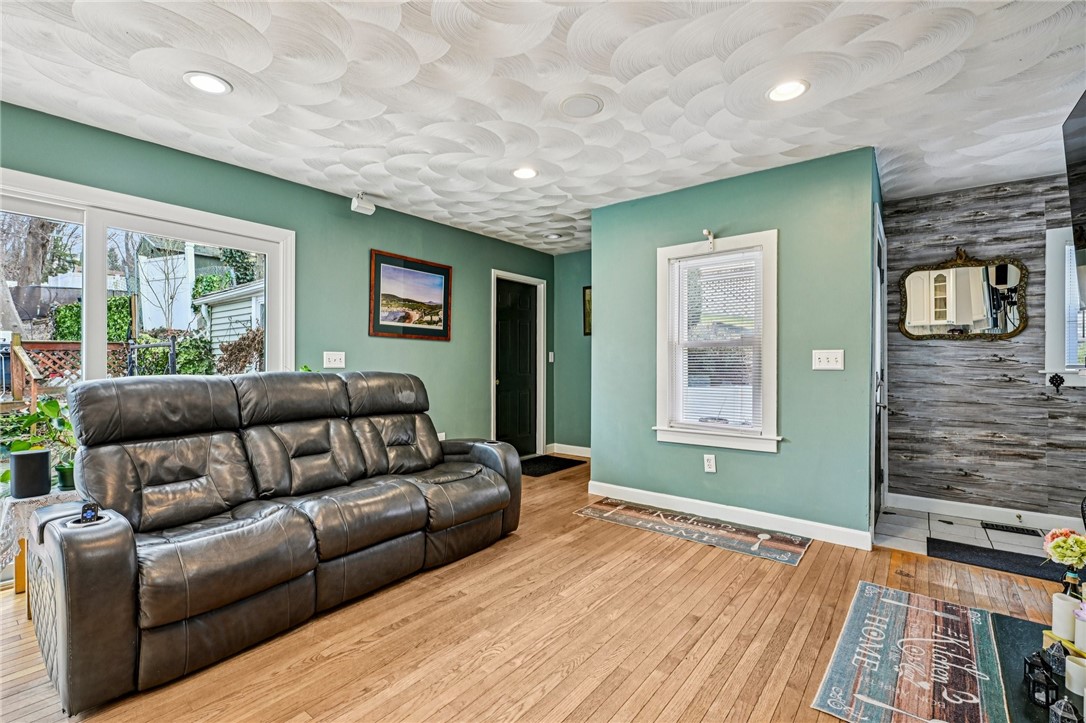 26 Barton Avenue Warwick, RI 02889 - Photo 2 of 37