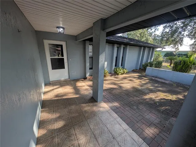 a view of backyard of the house