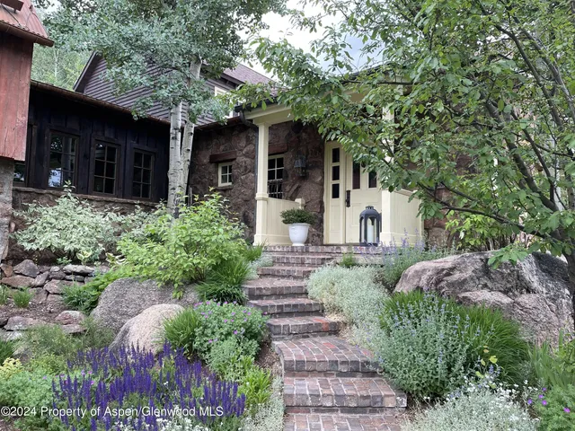 a view of outdoor space with garden view