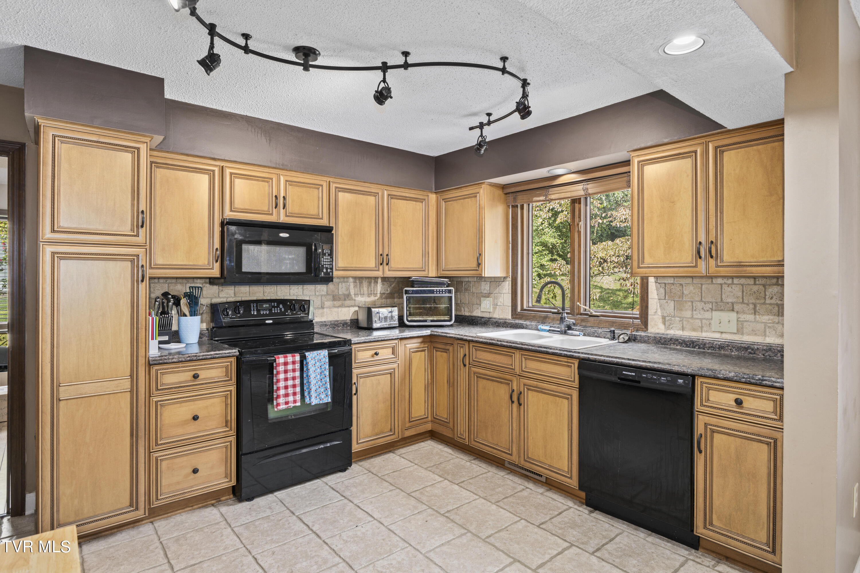1902 Overhill Road Bristol, VA 24201 - Photo 10 of 54 128A4859