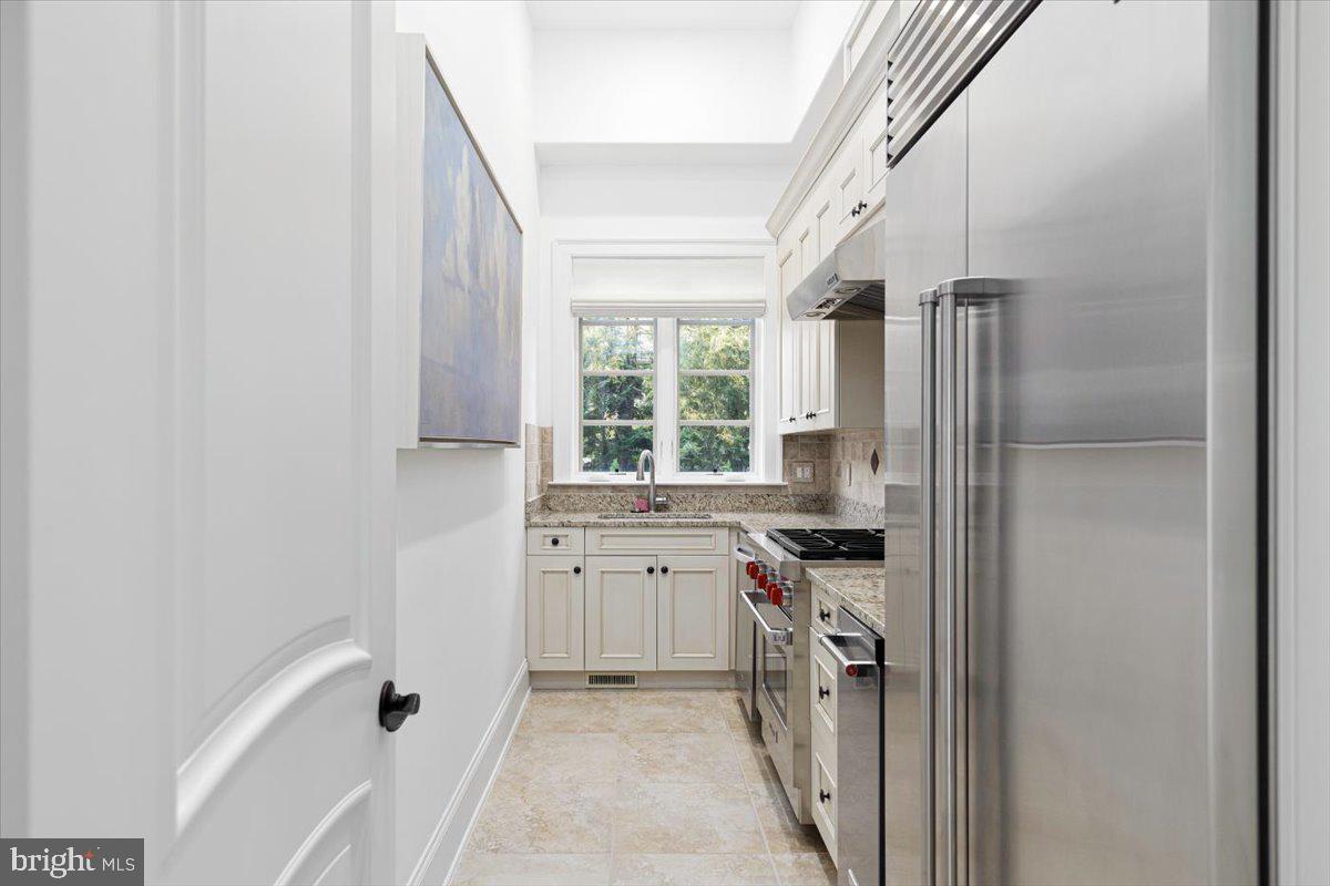8710 Fernwood Road Bethesda, MD 20817 - Photo 12 of 40 Butler's kitchen
