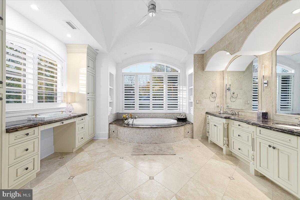 8710 Fernwood Road Bethesda, MD 20817 - Photo 17 of 40 Primary Bathroom