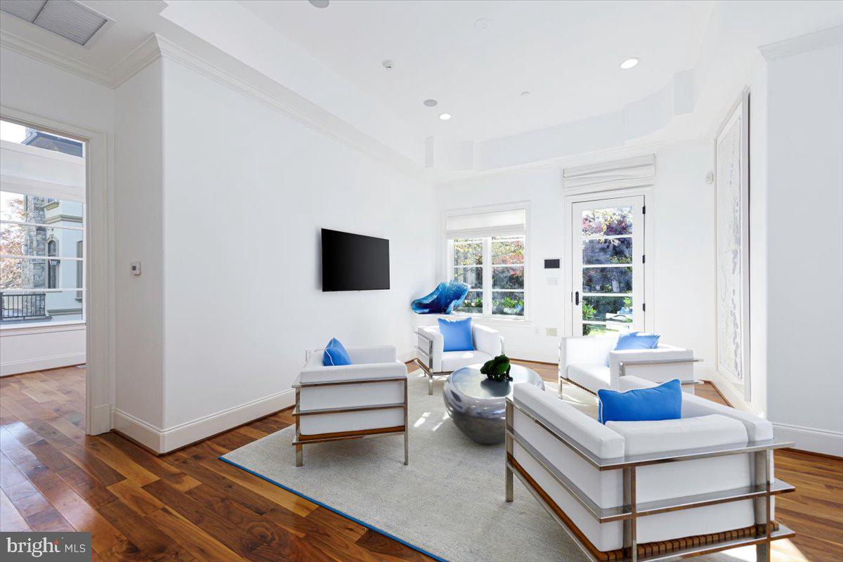 8710 Fernwood Road Bethesda, MD 20817 - Photo 25 of 40 Guest House sitting room