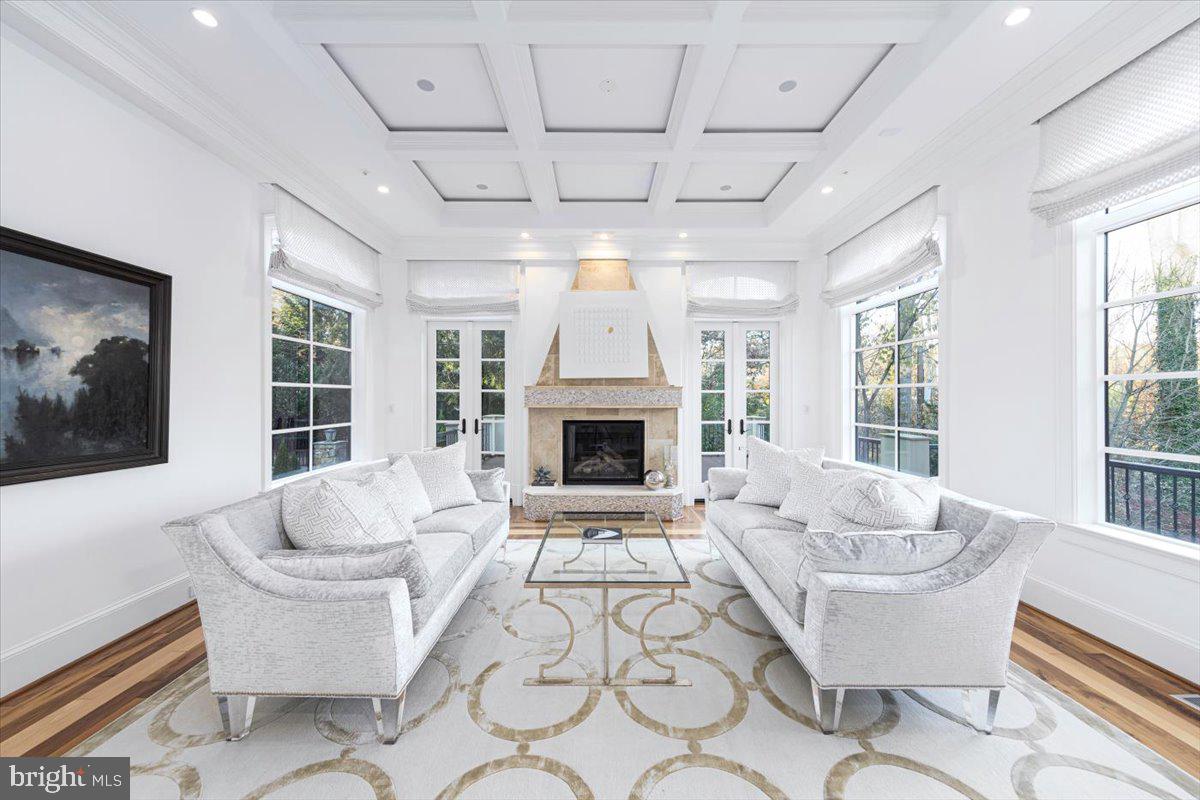 8710 Fernwood Road Bethesda, MD 20817 - Photo 5 of 40 Living Room