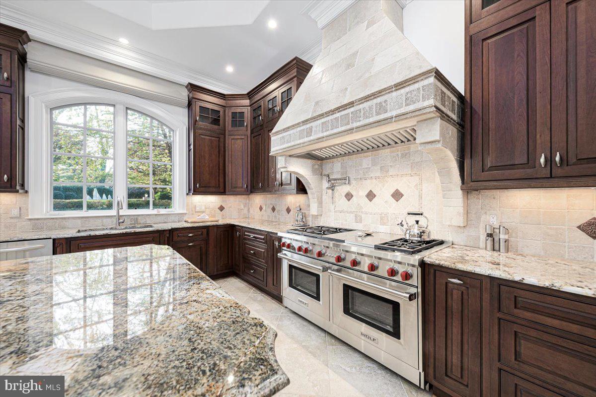8710 Fernwood Road Bethesda, MD 20817 - Photo 9 of 40 Kitchen