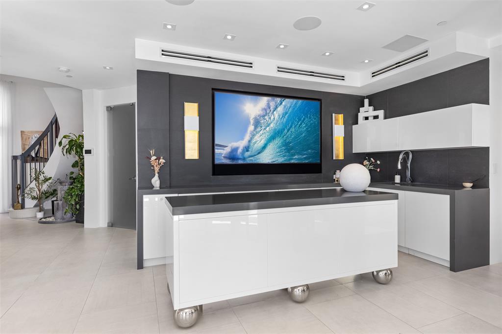 2140 North Ocean Boulevard, Unit V Fort Lauderdale, FL 33305 - Photo 14 of 63 1st Floor Lounge leading to the Ocean!