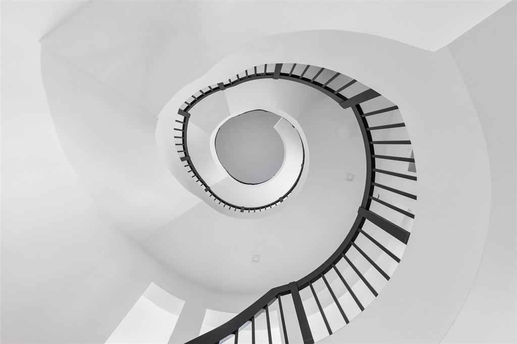 2140 North Ocean Boulevard, Unit V Fort Lauderdale, FL 33305 - Photo 18 of 63 a close up of a mirror