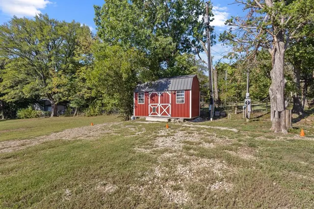 a view of a yard with a tree