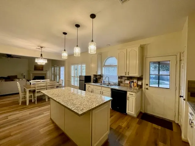 $3,500 | 3602 Garrettsville Drive, Pearland, TX 77584