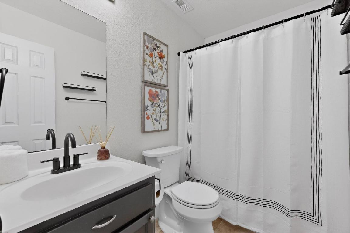 2511 Ashley Way Austin, TX 78744 - Photo 19 of 23 Primary bath