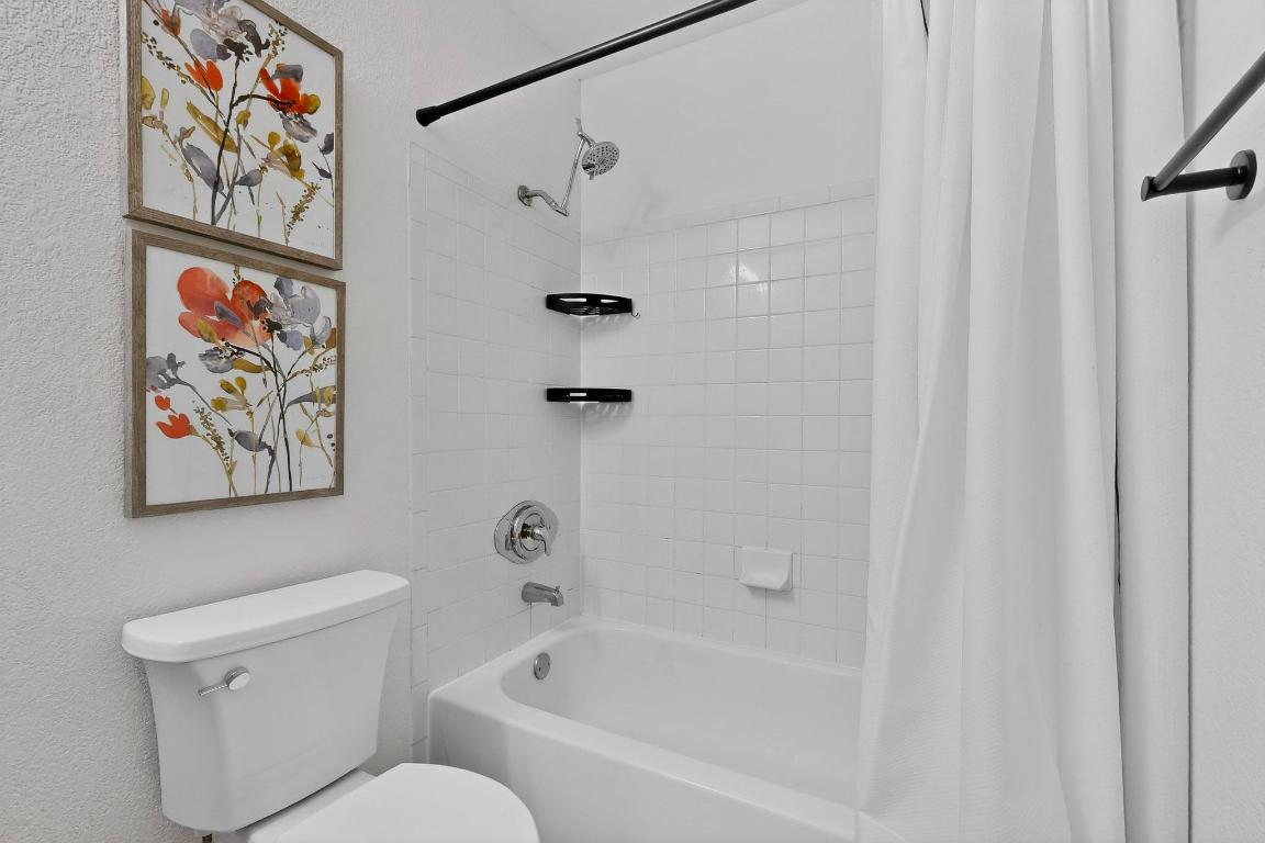 2511 Ashley Way Austin, TX 78744 - Photo 20 of 23 Bathroom with shower / bath combination