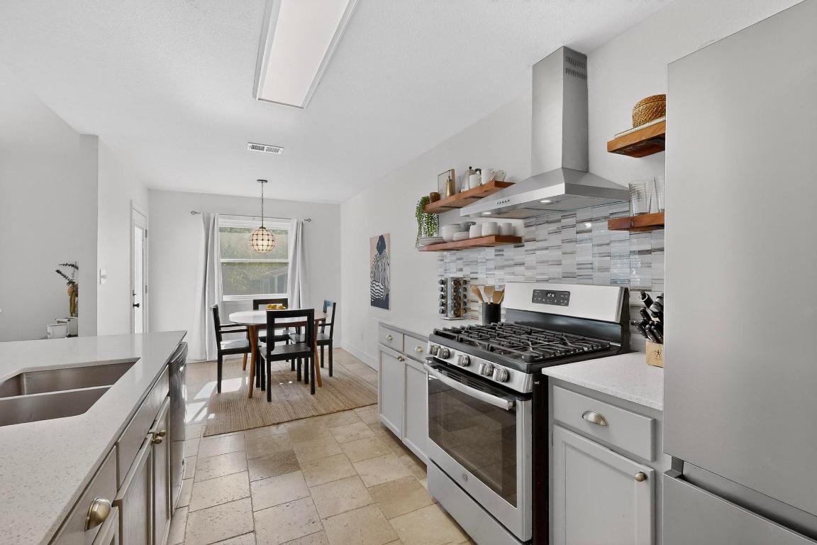 2511 Ashley Way Austin, TX 78744 - Photo 9 of 23 Kitchen