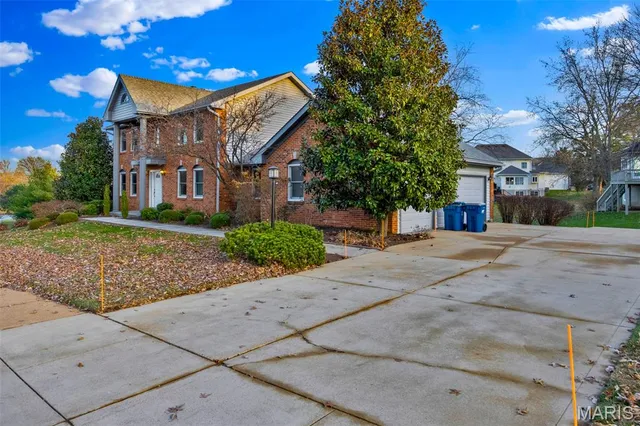 $675,000 | 15142 Highcroft Drive, Chesterfield, MO 63017