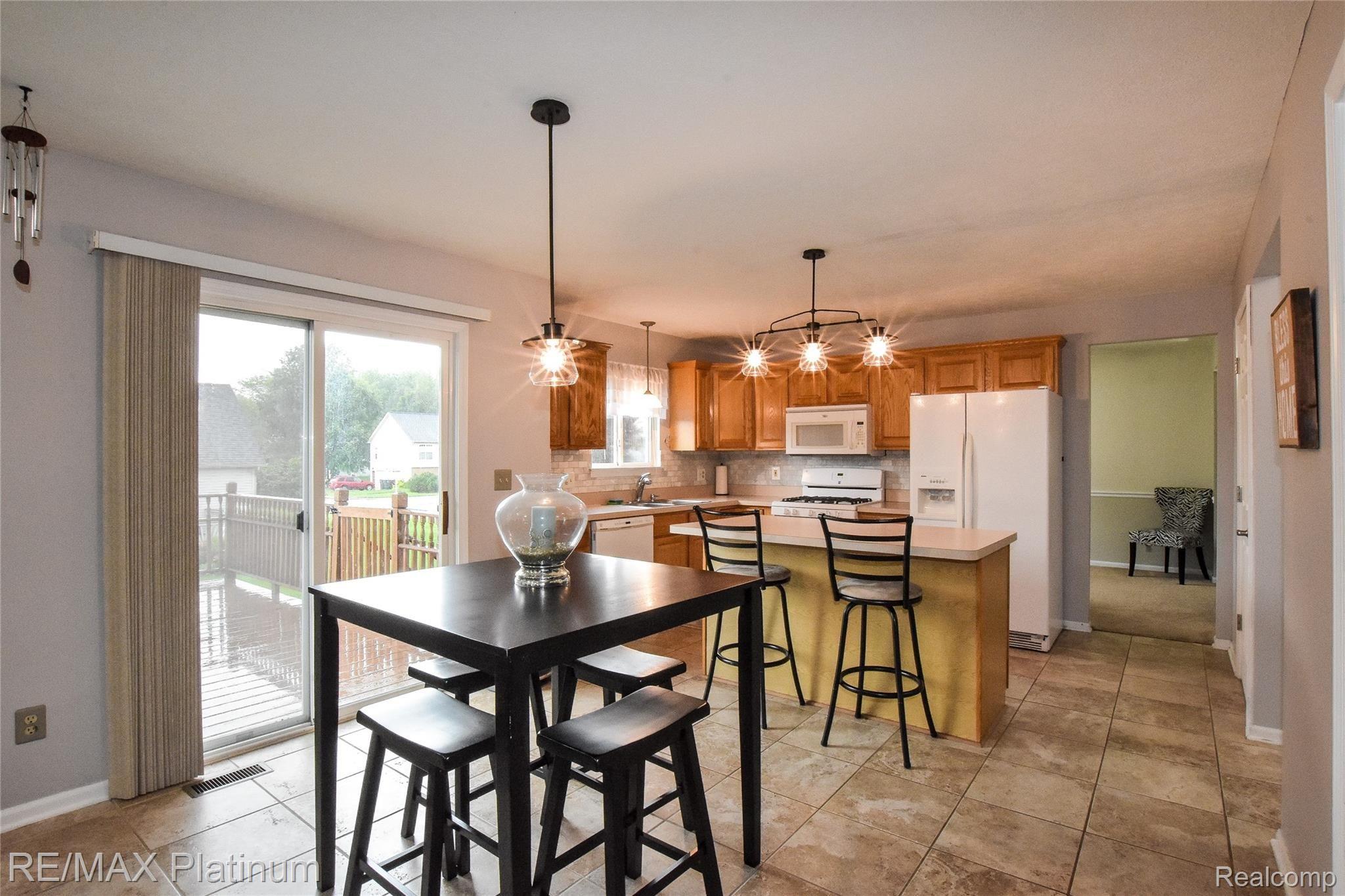 2381 Summit Cedar Howell, MI 48855 - Photo 7 of 32 DSC_8636.jpg