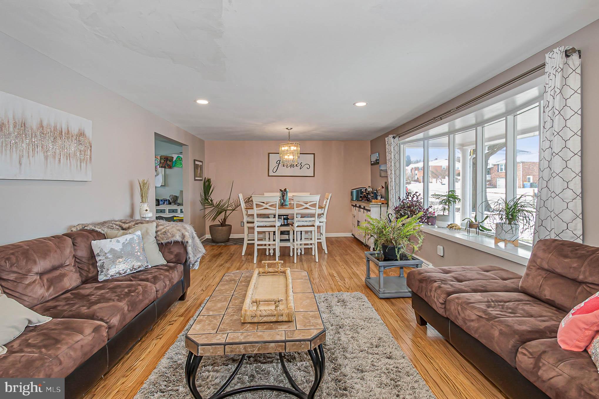 435 Ivory Road York, PA 17402 - Photo 3 of 30 Spacious Living Room