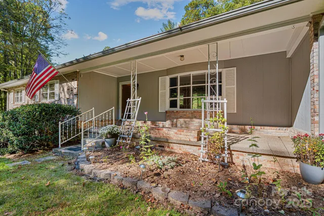 $390,000 | 3214 Debbie Drive, Hendersonville, NC 28791