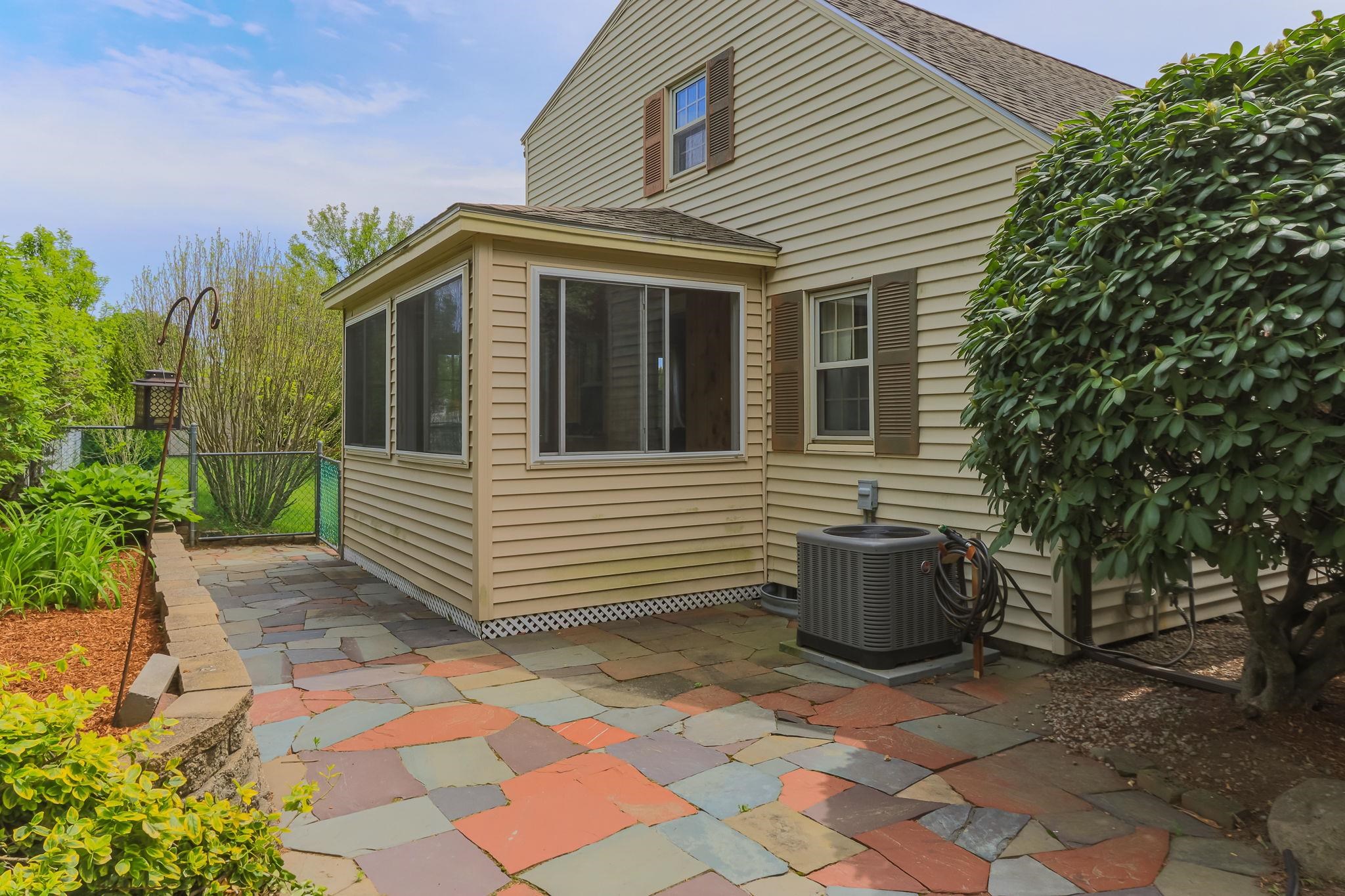 39 Dearborn Avenue Hampton, NH 03842 - Photo 6 of 48