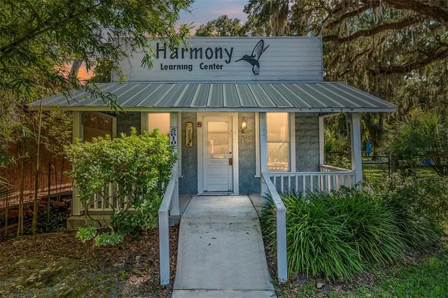 a view of a house with backyard and garden