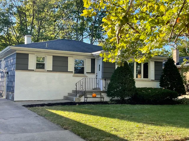 a view of a house with backyard and tree