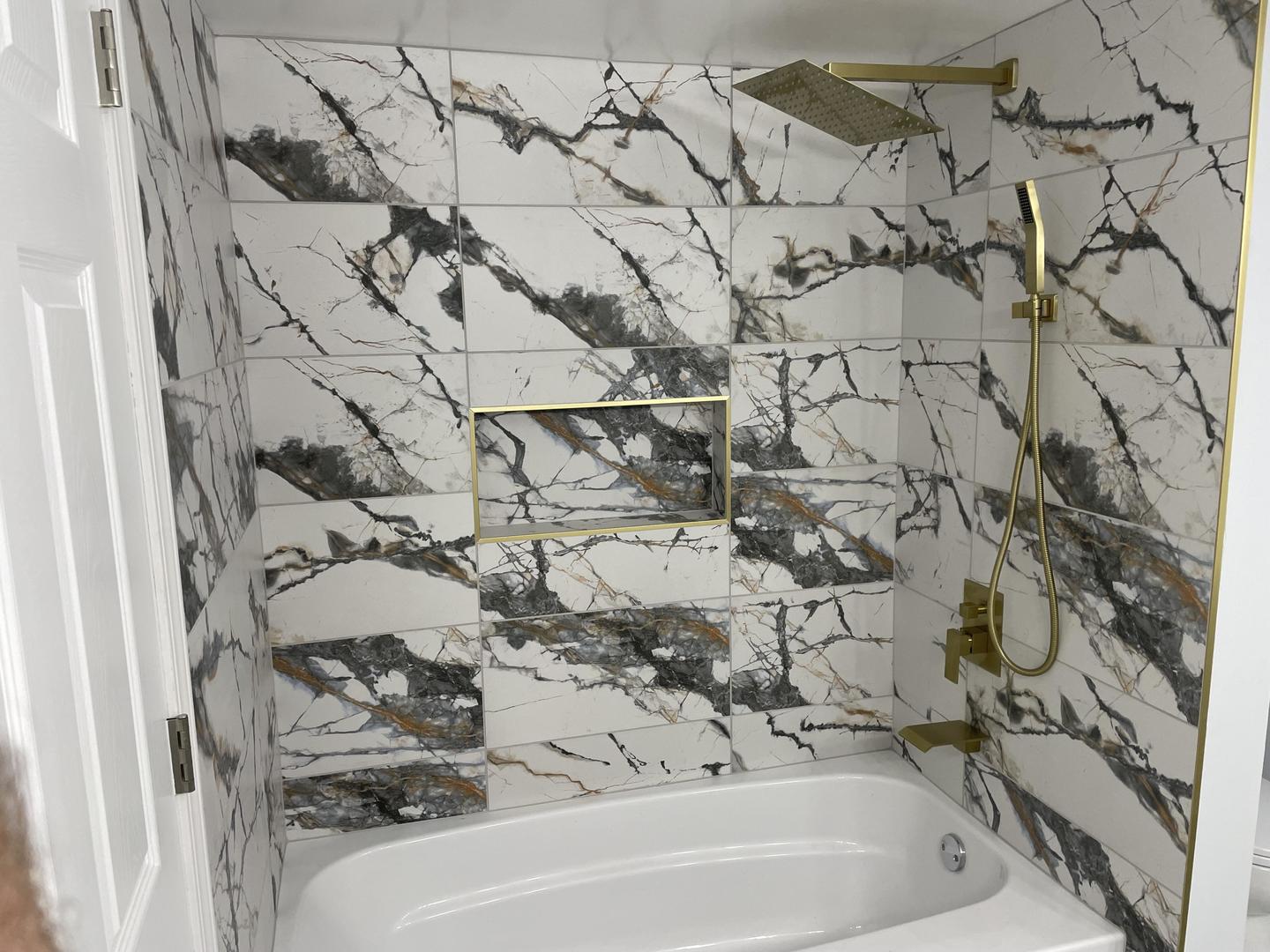 18452 Oakwood Avenue Lansing, IL 60438 - Photo 10 of 21 a bathroom with a bathtub and shower