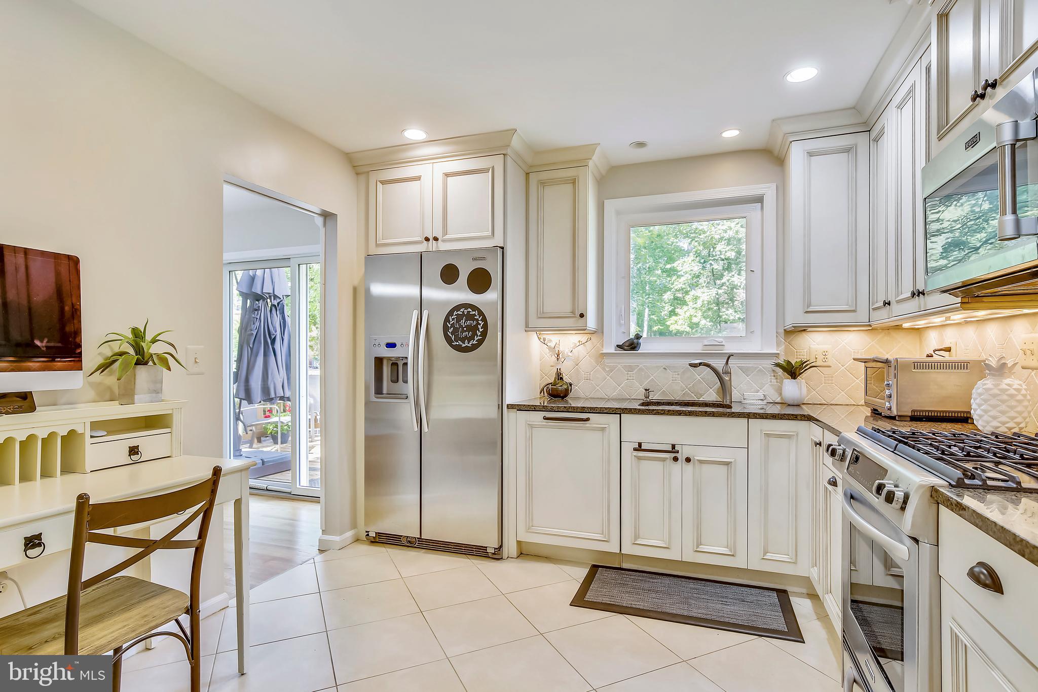 Large Renovated Kitchen is Stunning!
