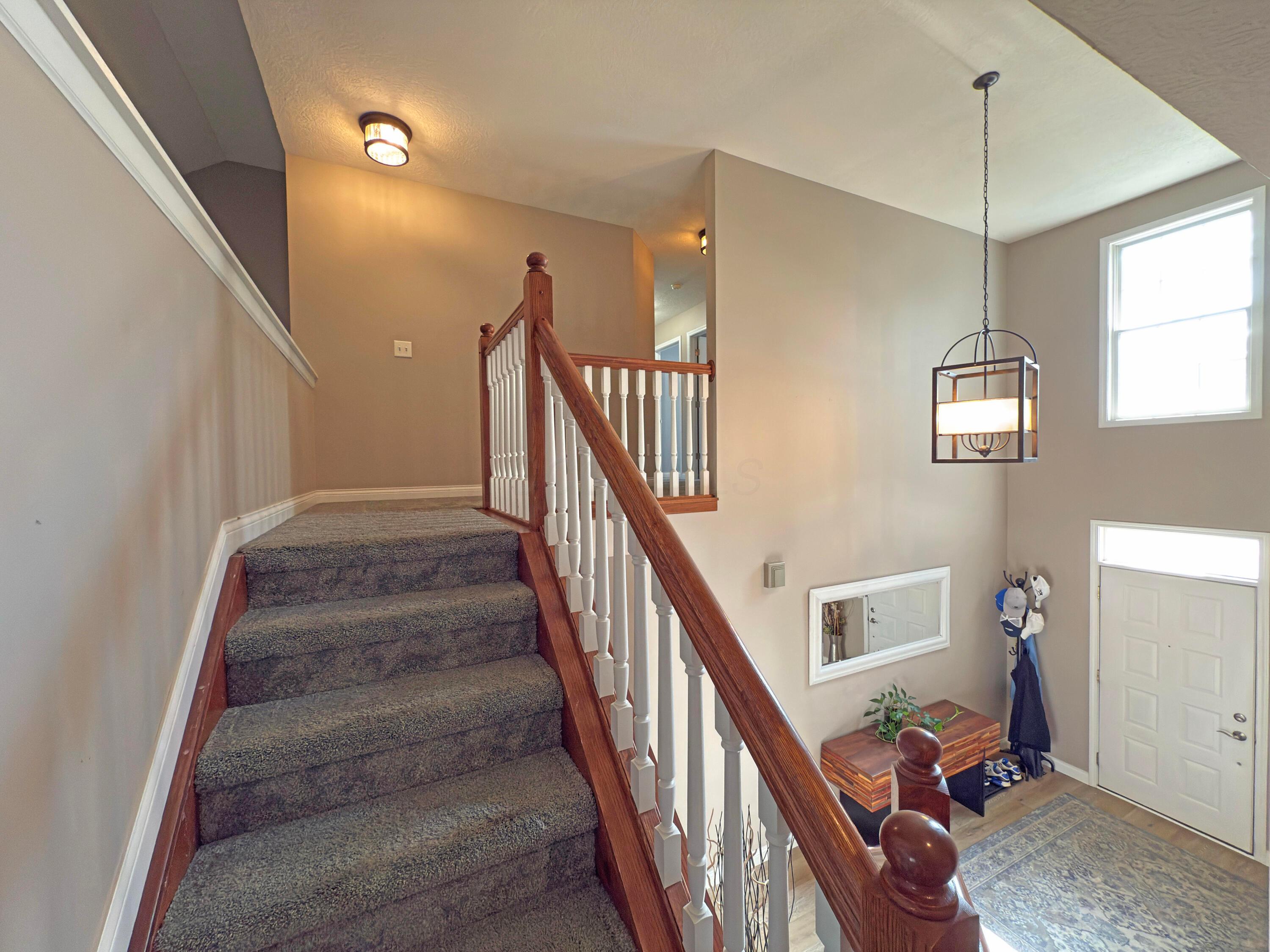 7566 Fairfield Lakes Drive Powell, OH 43065 - Photo 18 of 33 Landing / Stairway
