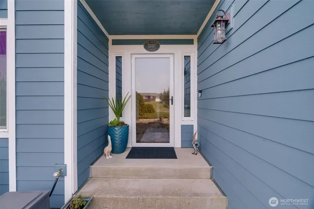 a entryway view with a outdoor space
