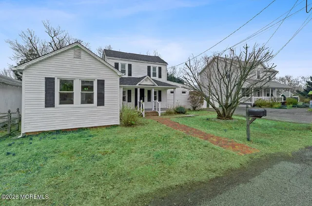 a view of front of a house with a yard