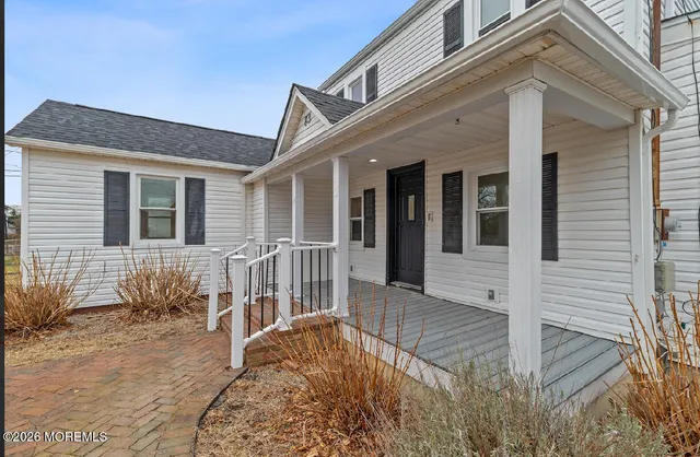 a view of a house with backyard