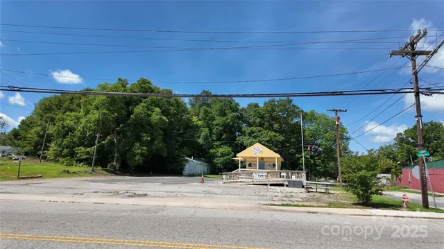 a view of a house with a yard and street