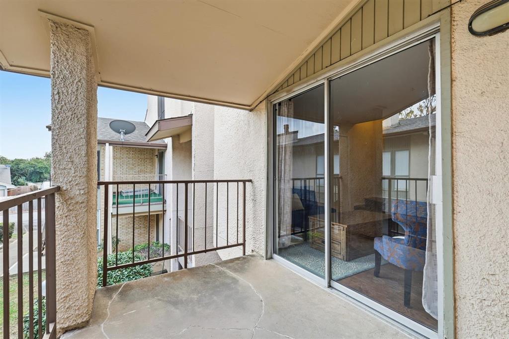 12818 Midway Road, Unit 2078 Dallas, TX 75244 - Photo 24 of 26 a view of a balcony