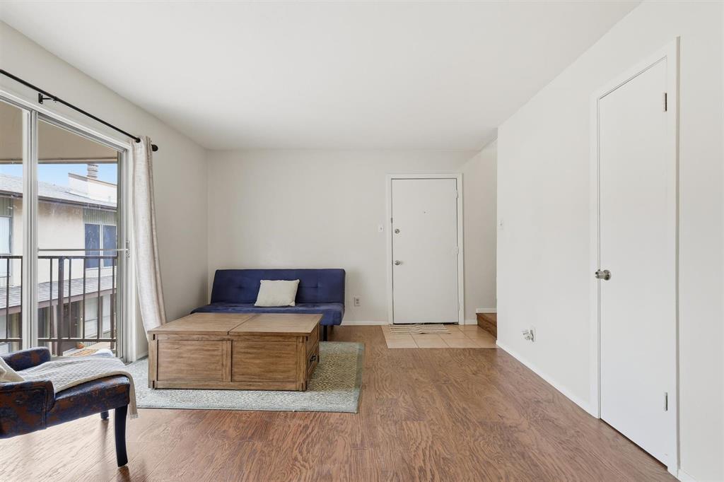 12818 Midway Road, Unit 2078 Dallas, TX 75244 - Photo 10 of 26 a living room with furniture