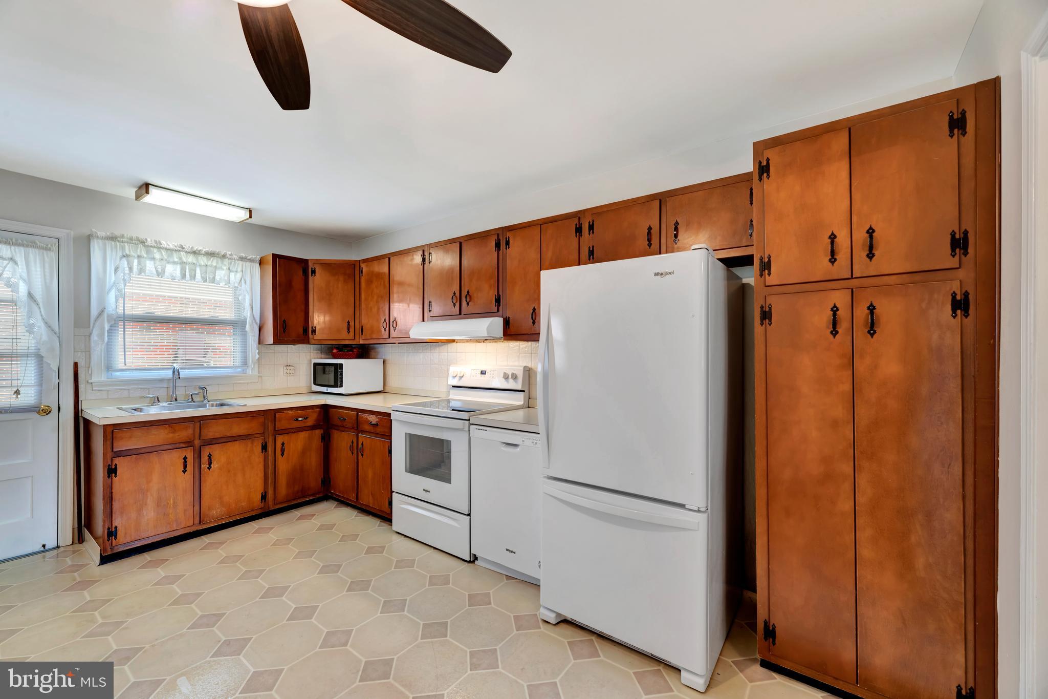 2 Whitfield Road Newark, DE 19711 - Photo 8 of 27 Eat-in kitchen