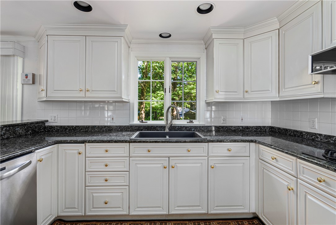 79 Ladderlook Road Warwick, RI 02886 - Photo 6 of 38 Kitchen