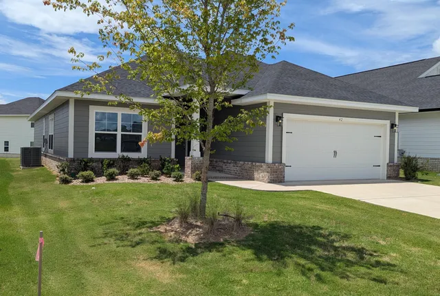 a view of a house with backyard and garden